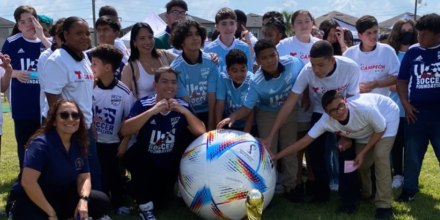 Clínica de fútbol en Orlando en la escuela media de Kissimmee