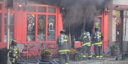 Bomberos acuden al restaurante donde ocurrió en incendio en Arlington.