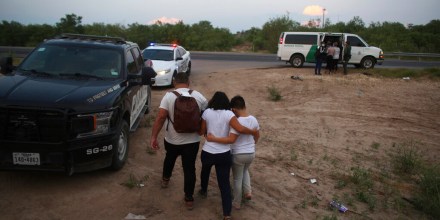 Migrantes son detenidos por la Patrulla Fronteriza y agentes estatales cerca de Eagle Pass, Texas, el 21 de mayo de 2022.