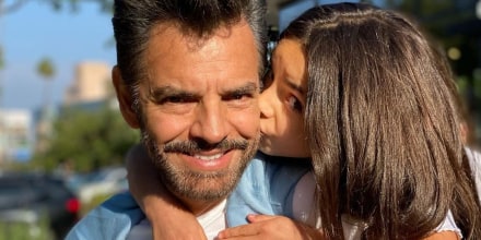 Aitana Derbez dándole un beso a su papá