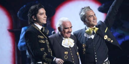 Alex Fernández junto a su abuelo Vicente Fernández y papá Alejandro Fernández
