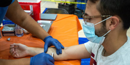 Un hombre recibe la vacuna contra la viruela del mono en el centro de vacunación del Complejo Deportivo Balboa en Encino, en Los Ángeles.