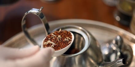 Una cucharada de té rooibos con coco y lavanda en el Malaya Tea Room en Alameda, California, el jueves 17 de febrero de 2022.