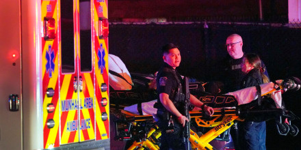 Un agente pasa por delante de una ambulancia desplazada hasta el parque de atracciones Kennywood Park, West Mifflin, Pennsylvania, la madrugada del 25 de septiembre de 2022.