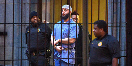 Oficiales escoltan a Adnan Syed el 3 de febrero de 2016, tras la finalización del primer día de audiencias para un nuevo juicio en Baltimore.