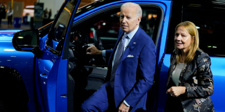 El presidente, Joe Biden, visitó el Salón del automóvil de Detroit el 14 de setiembre. En la imagen se le ve con Mary Barra, CEO de General Motors.