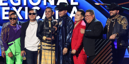 Grupo Firme recibe su premio en los Premios Billboard de la Música Latina 2022
