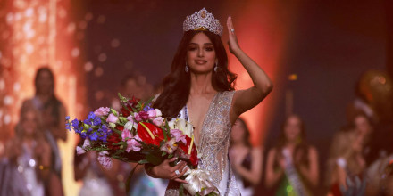 Harnaaz Sandhu con la corona de Miss Universo edición 70.