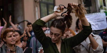 Nasibe Samsaei, una mujer iraní que vive en Turquía, se corta la cola de caballo durante una protesta frente al consulado iraní en Estambul el 21 de septiembre de 2022.