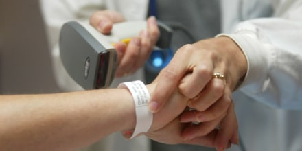 Un paciente usa un código de barras en la muñeca para que un médico pueda obtener información sobre su historial y tratamiento.