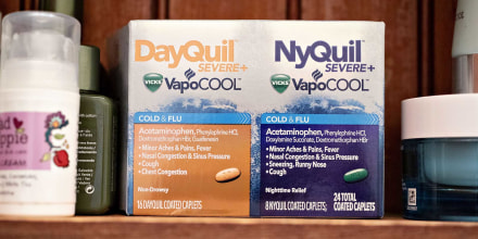 El medicamento NyQuil, contra la tos y el resfriado, es de venta libre.