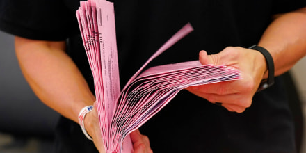 Un trabajador electoral inspecciona papeletas recibidas por correo para asegurarse de que están firmadas en Sacramento, California. Foto del 14 de septiembre de 2021.