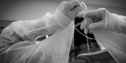 Un médico se ata la bata de aislamiento antes de asistir a un paciente contagiado de COVID-19 en la UCI del Hospital Comunitario Martin Luther King, Jr. en Los Ángeles, California el 18 de abril de 2020.