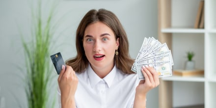 Mujer con dinero tarjeta