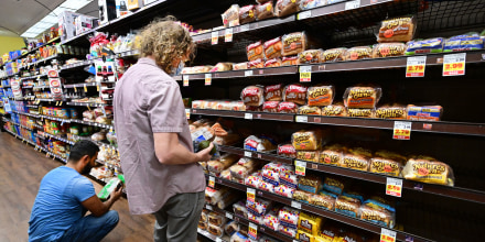 La gente compra pan en un supermercado en Monterey Park, California, el 19 de octubre de 2022.