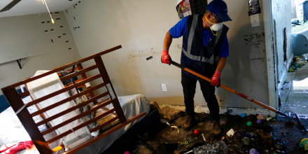 Un contratista limpia los desechos del huracán Ian en un apartamento que se inundó en Fort Myers, Florida, el 5 de octubre de 2022.