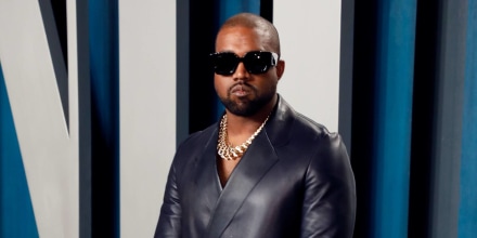 Kanye West en la alfombra roja de la Vanity Fair Oscar Party 2020.