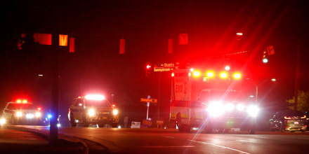 Una ambulancia que se cree que transporta a un sospechoso de un tiroteo llega a la sala de emergencias del Wake Medical Center en Raleigh, Carolina del Norte, el jueves 13 de octubre de 2022, rodeada por la policía.