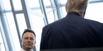 Elon Musk (izquierda) y Donald Trump conversaron durante una actividad de la compañía espacial SpaceX en Florida, el 30 de mayo de 2020.