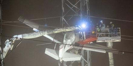 Los trabajadores de emergencia estabilizan un avión que se estrelló contra una torre de líneas eléctricas de alta tensión antes de poder sacar a las personas que estaban en el avión, en Montgomery Village, Maryland, 27 de noviembre de 2022.
