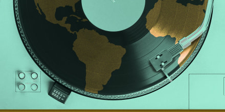 Ilustración de un tocadiscos. El disco debajo de la aguja es de color negro con detalles dorados, que forman un mapa mostrando los continentes americano y africano.