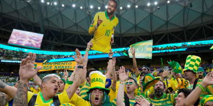 Seguidores de Brasil sostienen una foto de Neymar de Brasil en las gradas mientras esperan el inicio del partido contra Serbia, en Catar, el jueves 24 de noviembre de 2022.