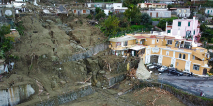 Vista aérea de casas dañadas por un alud que dejó hasta 12 personas desaparecidas, después de lluvias fuertes en Casamicciola, en la isla italiana de Ischia.