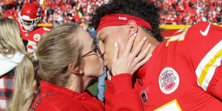 Patrick Mahomes y su esposa Brittany comparten un beso al finalizar partido.
