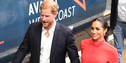 Príncipe Harry y Meghan Markle caminando por Londres