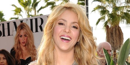 La cantante Shakira en red carpet luciendo su cabellera rubia. 