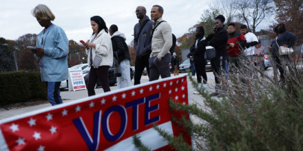 Residentes de Georgia esperan en fila para votar en Atlanta, el 29 de noviembre de 2022.