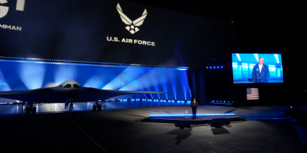 El secretario de Defensa, Lloyd Austin, presenta el nuevo bombardero furtivo B-21 en las instalaciones de Northrop Grumman el viernes 2 de diciembre de 2022.