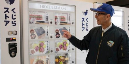 Konomu Kubo, portavoz de Kyodo Senpaku Co., explica cómo se vende la carne de ballena en una máquina expendedora de la tienda de la empresa en Yokohama, Japón.