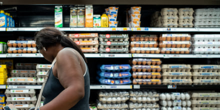 Una mujer compra huevos en un supermercado de Houston, Texas.