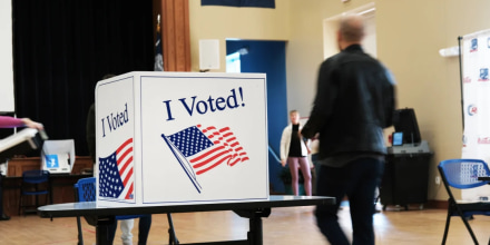 La gente vota en las elecciones primarias presidenciales en Charleston, Carolina del Sur, el 29 de febrero de 2020. 