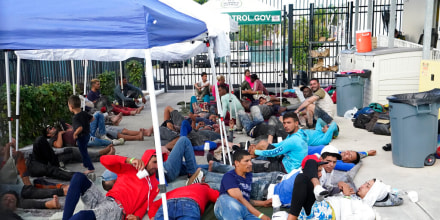 Migrantes recién llegados esperan en un garaje de la Oficina de Aduanas y Protección Fronteriza en Marathon, Florida, el 4 de enero de 2023.