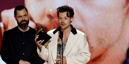 Harry Styles recibiendo su premio en los premios Grammy 2023