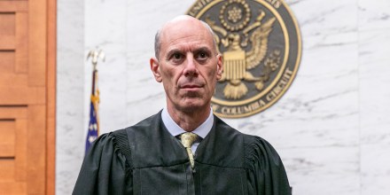 Ordenan a juez poner fin a investigación de desacato al Gobierno por vuelos de deportación