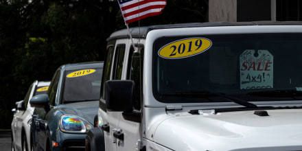 Un concesionario de Richmond, en California, promociona la venta de automóviles de segunda mano, el 21 de febrero de 2023.
