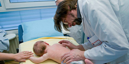 Médicos en un hospital de Francia examinan a un bebé con eccema.