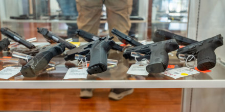 Bajo la  nueva legislación para el porte de armas en la Florida, las personas sólo tendrán que tener una identificación válida para llevarlas. De no hacerlo, se exponen a una multa de 25 dólares.