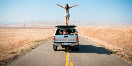 Mujer arriba de auto