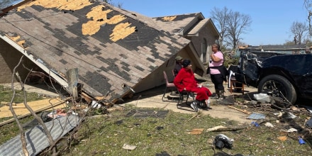 Un grupo de afectados observa cómo ha quedado una vivienda tras el paso de los tornados, el 25 de marzo de 2023 en Silver City, Mississippi. 