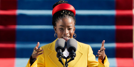 La poeta estadounidense Amanda Gorman lee su poema 'The Hill We Climb' durante la toma de posesión de Joe Biden en el Capitolio de EE.UU., el 20 de enero de 2021.