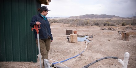 Angie Mestas usó los ahorros de toda una vida para perforar un pozo de agua potable en su terreno en Los Sauces, Colorado. Pero no beberá esa agua hasta que le haga pruebas de arsénico y E. coli. 
