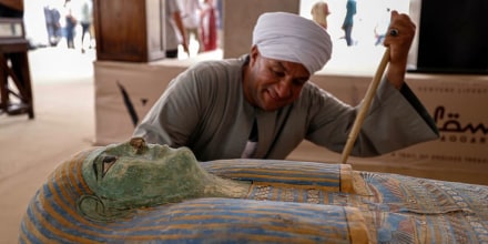 Mostafa Abdo Sadek, supervisor de excavadores,observa un sarcófago recién descubierto en la necrópolis de Saqqara, donde los arqueólogos desenterraron dos talleres de embalsamamiento de personas y animales, así como dos tumbas, al sur de El Cairo, el 27 de mayo de 2023. 