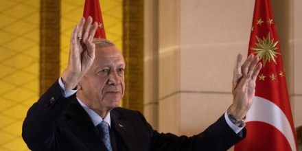 El presidente turco, Recep Tayyip Erdogan, saluda a sus partidarios en el palacio presidencial tras ganar la reelección en una segunda vuelta el 28 de mayo de 2023 en Ankara, Turquía.
