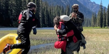 Shunghla Mashwani, de 10 años, es saludada por miembros de su familia tras ser rescatada el lunes.