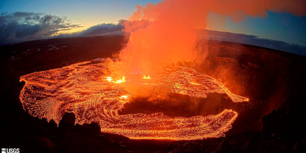 En esta imagen proporcionada por el Servicio Geológico de EE.UU. se ve la erupción en la cima del volcán Kilauea en Hawai, ocurrida el miércoles 7 de junio de 2023.