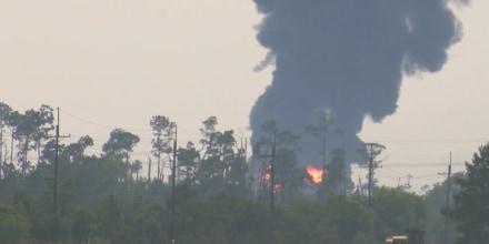 Una columna de humo se levanta tras la explosión en la planta de tanques petroleros de la empresa Calcasieu Refining Co., cerca de Lake Charles, Louisiana. 